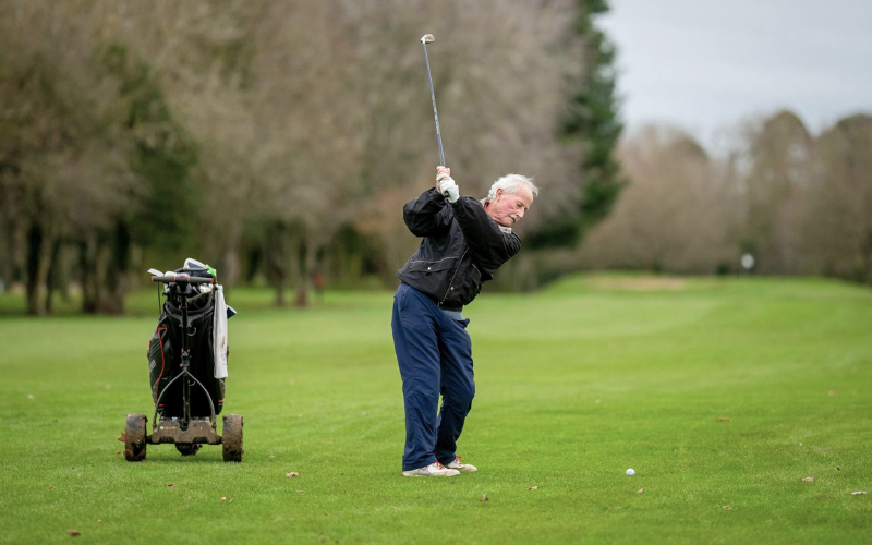 You are currently viewing Play Pain-Free: The Ultimate Guide to Golf Clubs for Seniors with Back Pain